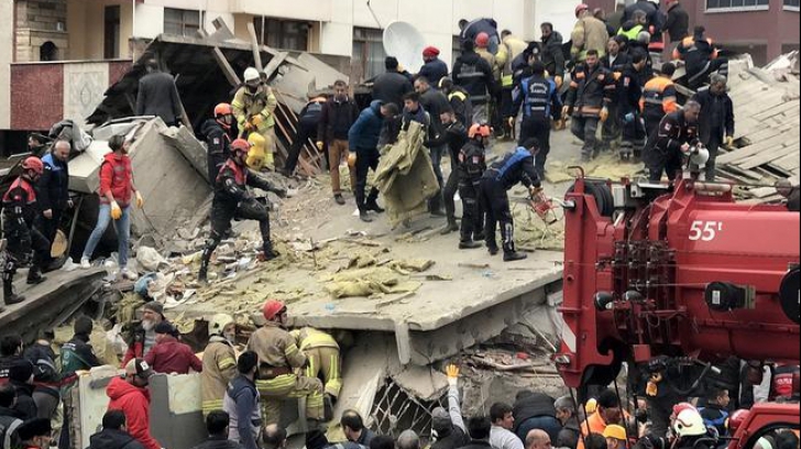 Clădire prăbușită la Istanbul. Sunt 17 morți și 13 răniți în stare gravă