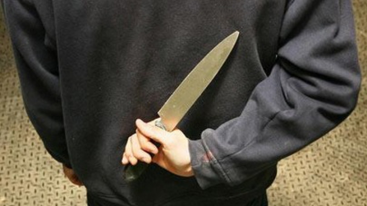 Poliţia din Teleorman caută un tânăr care a făcut live pe Facebook ameninţând un bebeluş cu cuţitul
