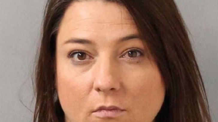 Femeia de 38 ani care a făcut sex cu un puşti de 14 ani. I-a furat iubitul fiicei