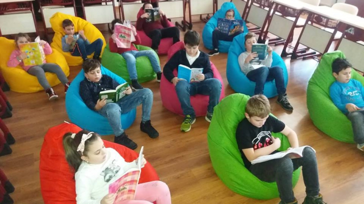 Școala din România în care elevii citesc și se relaxează pe fotolii-puf
