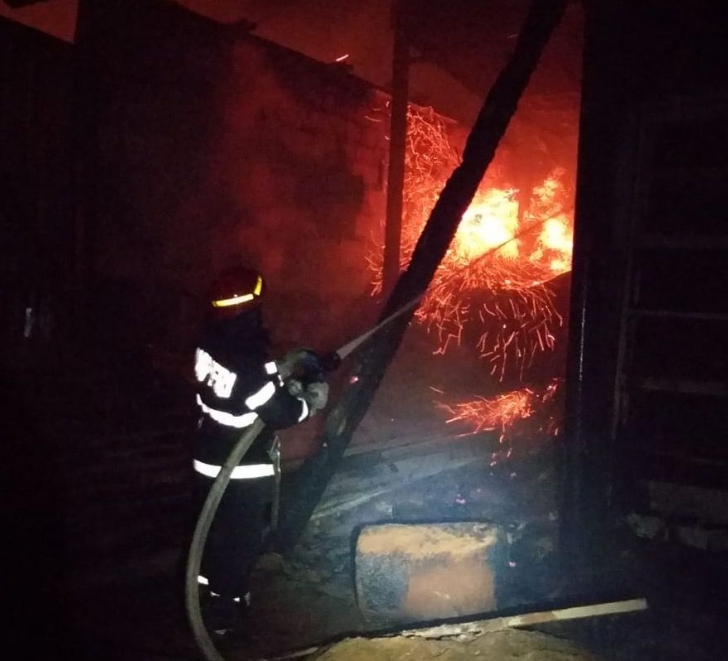 Incendiu violent la o hală din Timiș, intervenție dificilă pentru pompieri