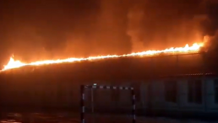 Incendiu puternic la o școală din Iași
