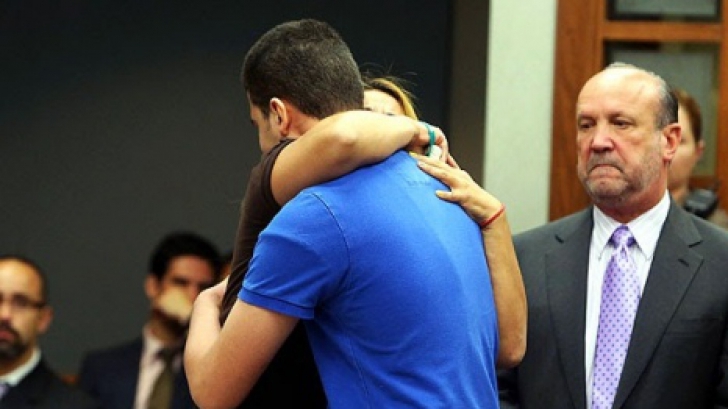 O mamă îl îmbrățișează, la proces, pe ucigașul fiicei sale. Ce a urmat va rămâne în istorie