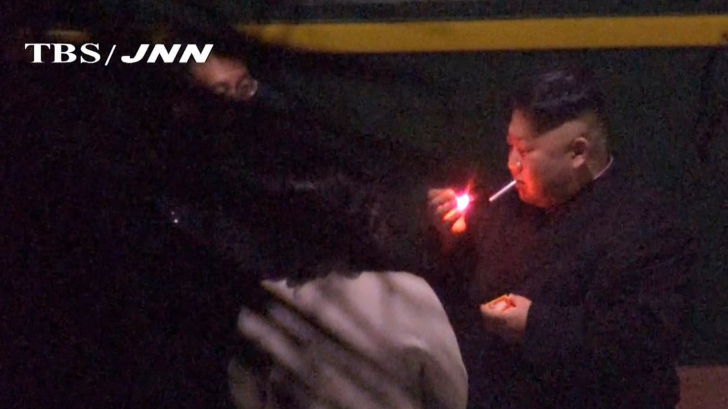 VIDEO Aroganțe de dictator: a oprit trenul în gară, să se relaxeze la o țigară!