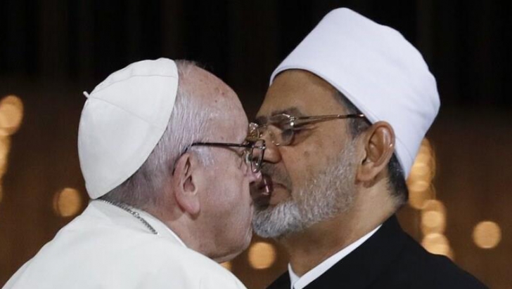 Fotografia care va schimba lumea! Papa Francisc și sărutul dat imamului 