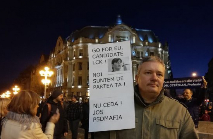 Proteste pentru Kovesi în București și în țară. 500 de oameni în Piața Victoriei, 1500 la Sibiu