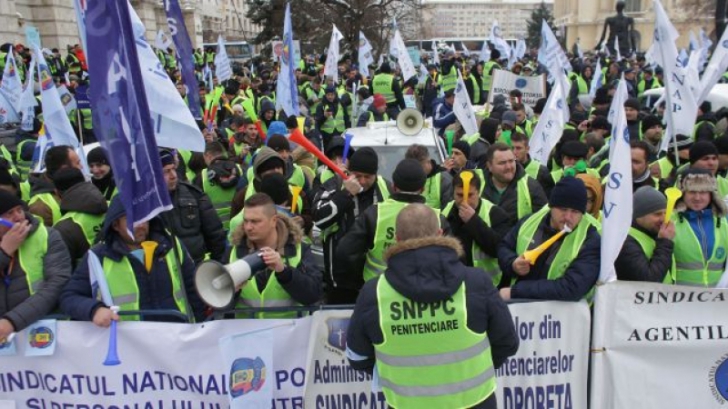 Polițiștii și angajații din penitenciare protestează, la Craiova. „Muncă egală, plată egală”