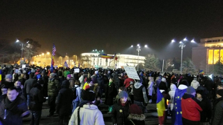 VIDEO A început PROTESTUL în Piața Victoriei! Vedete, prezente printre participanți