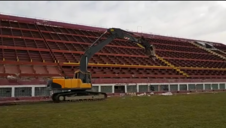 Buldozerele au intrat în Giuleşti. Stadionul Rapid este demolat. Foto: prosport.ro