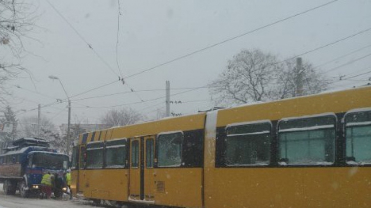 O femeie în vârstă de 48 de ani a fost grav rănită de tramvai, la Iaşi