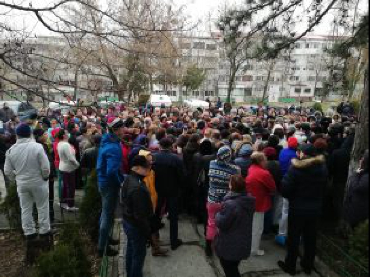 Protest spontan la Spitalul Judeţean Tulcea. „Vrem banii înapoi!”- au strigat protestatarii