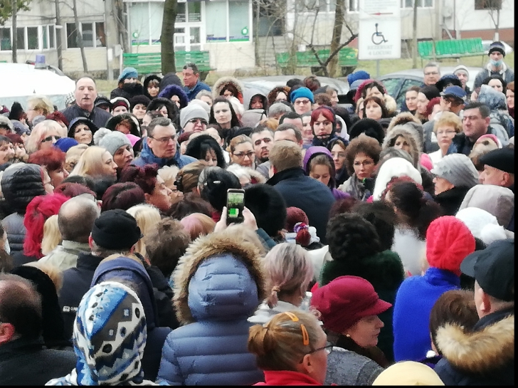 Protest spontan la Spitalul Judeţean Tulcea. „Vrem banii înapoi!”- au strigat protestatarii