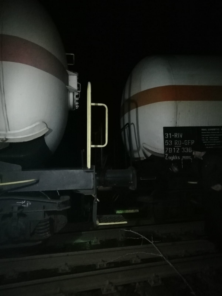 Vagonul unui tren încărcat cu substanţe periculoase, deraiat în Caraş-Severin