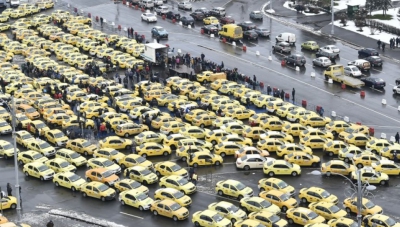 Centrul Capitalei, blocat de proteste: 5.000 de taximetrişti, aşteptaţi în Piaţa Victoriei