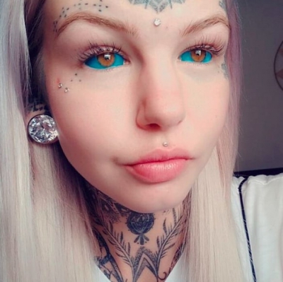 Era foarte frumoasă, dar s-a nenorocit singură.A vrut să arate ca un dragon şi s-a urâţit incredibil