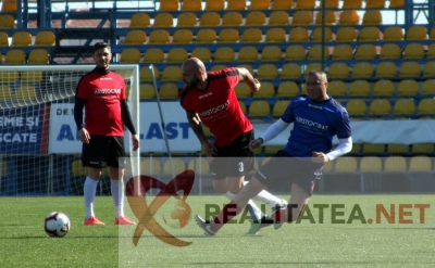 Giani Kirita il faulteaza pe Adrian Ilie.&nbsp;Foto: Cristian Otopeanu