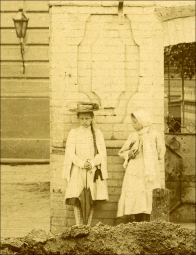 Amănuntul ratat timp de un secol. O fetiță stranie apare în zeci de poze vechi. Explicația...