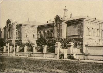 Amănuntul ratat timp de un secol. O fetiță stranie apare în zeci de poze vechi. Explicația...