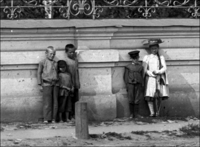 Amănuntul ratat timp de un secol. O fetiță stranie apare în zeci de poze vechi. Explicația...