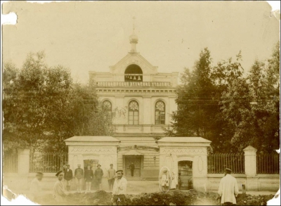 Amănuntul ratat timp de un secol. O fetiță stranie apare în zeci de poze vechi. Explicația...