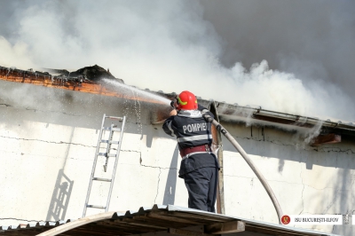Incendiu violent, în Balotești, la un depozit de materiale de construcții / Foto: Facebook ISU Bucuresti-Ilfov