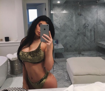 Kylie Jenner: la 21 ani, cea mai tânără miliardară în dolari, dar şi o bombă sexy de milioane