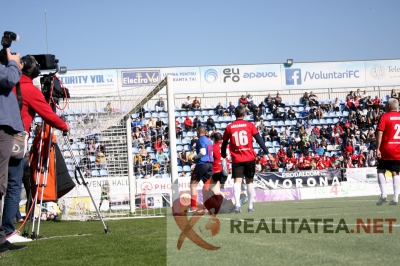 Adrian Ilie inscrie din pasa lui Nicolae Dica. Foto: Cristian Otopeanu