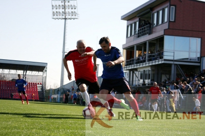 Adrian Ilie inscrie din pasa lui Nicolae Dica. Foto: Cristian Otopeanu