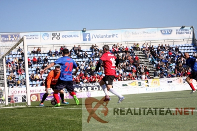 Adrian Ilie inscrie din pasa lui Nicolae Dica. Foto: Cristian Otopeanu