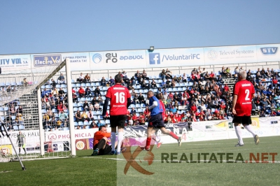 Adrian Ilie inscrie din pasa lui Nicolae Dica. Foto: Cristian Otopeanu