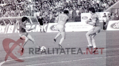 Imagine din Steaua - Galatasaray 4-0 (1989), publicata in premiera. Iosif Rotariu (echipament inchis) suta spre poarta turcilor. Arhiva: Cristian Otopeanu