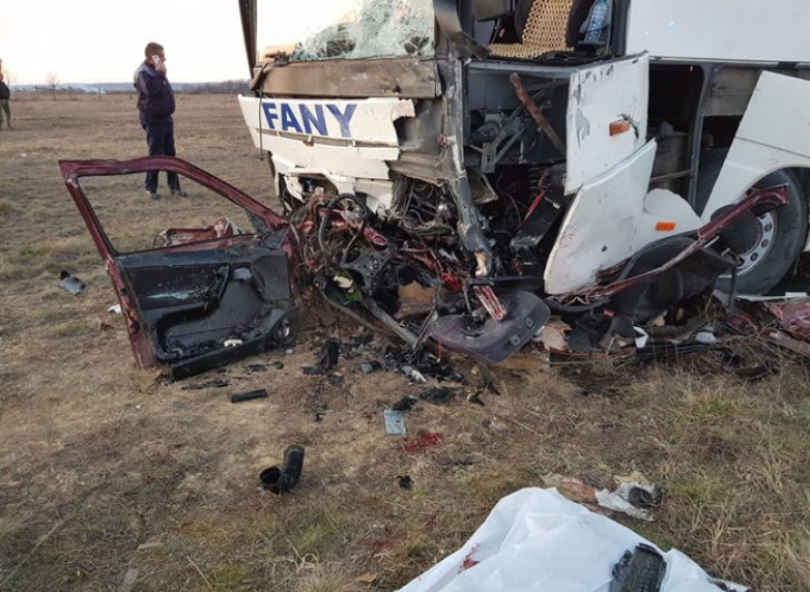 Accident grav, în județul Timiș. Autobuz cu persoane, spulberat: un mort, mai mulți răniți / Foto: opiniatimisoarei.ro