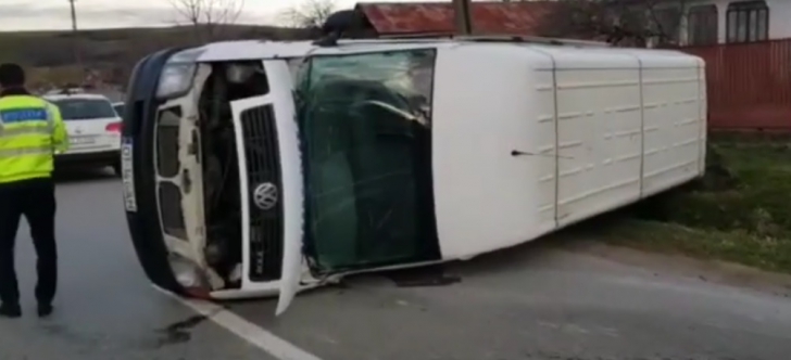 Accident grav în Olt. Un microbuz cu pasageri s-a răsturnat