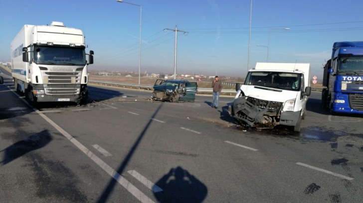 Mașină proiectată în TIR, la Sibiu, în urma unui impact violent cu o autoutilitară: 5 victime