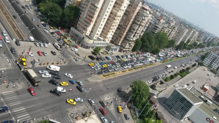 Accident cu 4 maşini în Bucureşti, la intersecţia Iuliu Maniu cu Lujerului
