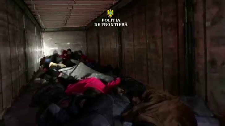 34 de migranți, descoperiți într-un autotren cu vopseluri(Video)
