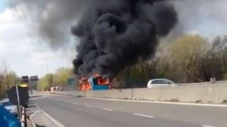 Autobuz incendiat la Milano