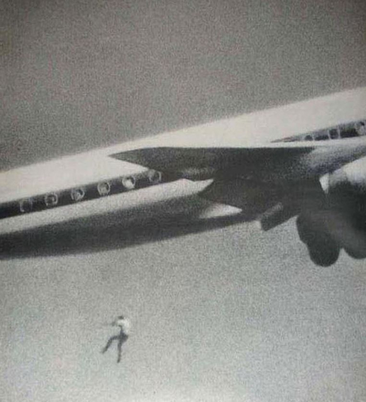 Povestea adevărată a pozei care surprinde cum un om cade dintr-un avion