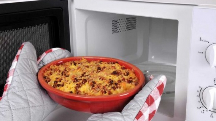 5 alimente pe care să NU le încălzeşti niciodată în cuptorul cu microunde