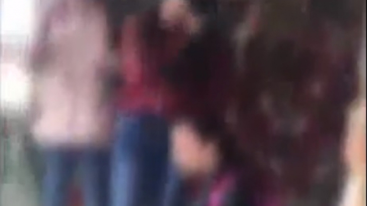 Elevă lovită și umilită, într-o școală din Zărnești (VIDEO)