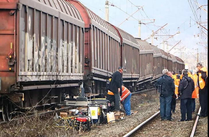 Circulația feroviară, întreruptă între Sibiu și București: un tren de călători a izbit 4 cai
