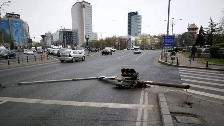 Semafor prăbușit pe șosea, în fața Guvernului. Ce spune Primăria Capitalei