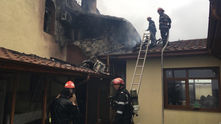 Incendiu violent la o mănăstire din Constanța. Acoperișul, distrus complet - VIDEO