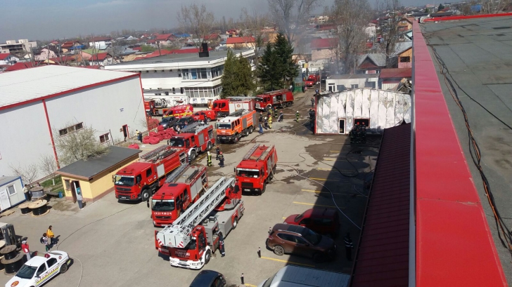 Incendiu în nordul Bucureştiului: pericol mare, pentru că e aproape de o benzinărie