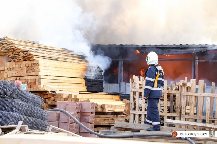 Incendiu violent, în Balotești, la un depozit de materiale de construcții / Foto: Facebook ISU Bucuresti-Ilfov