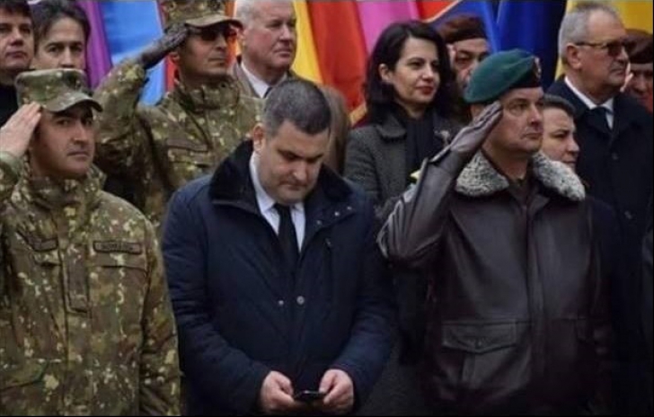 Gabriel Leș reacționează după ce a fost surprins  uitându-se în telefon când primea onorul