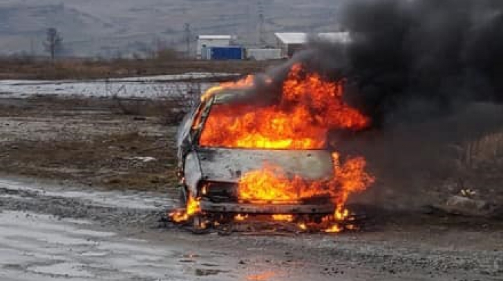 Mașină distrusă de flăcări, pe Autostrada Transilvania