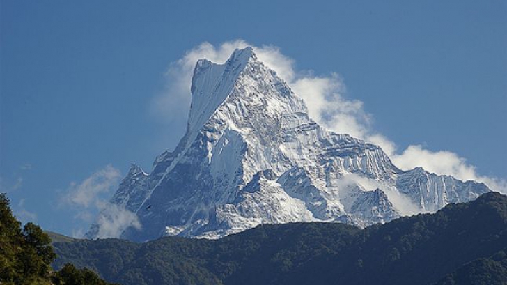 Un român care a sărit cu parapanta a murit în Himalaya