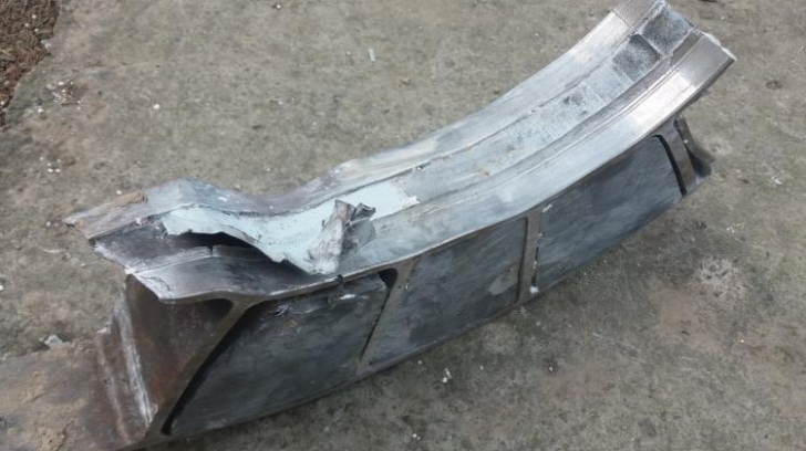 Clipe de groază la Brăila: O bucată de metal, căzută din cer, a distrus un balcon 