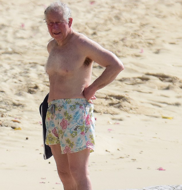 Prințul Charles, fotografiat pe plajă la vârsta de 70 de ani